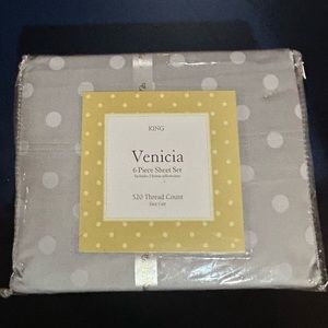 King size 6 piece sheet set with 2 bonus pillow cases. NEW in packaging.